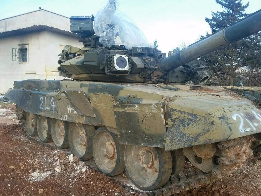 Chiếc T-90 đầu tiên hứng chịu thiệt hại ở Syria vào hôm 26/2 sau khi trúng một phát bắn trực diện vào tháp pháo từ tổ hợp tên lửa chống tăng TOW của phiến quân ở Aleppo. Vụ tấn công khiến chiếc xe bị hư hỏng nhẹ ở hệ thống Shtora-1.