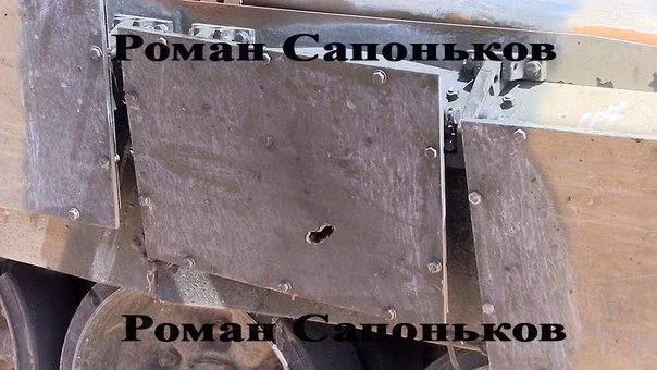 Tấm che xích xe tăng T-90 bị bắn xuyên bằng RPG.