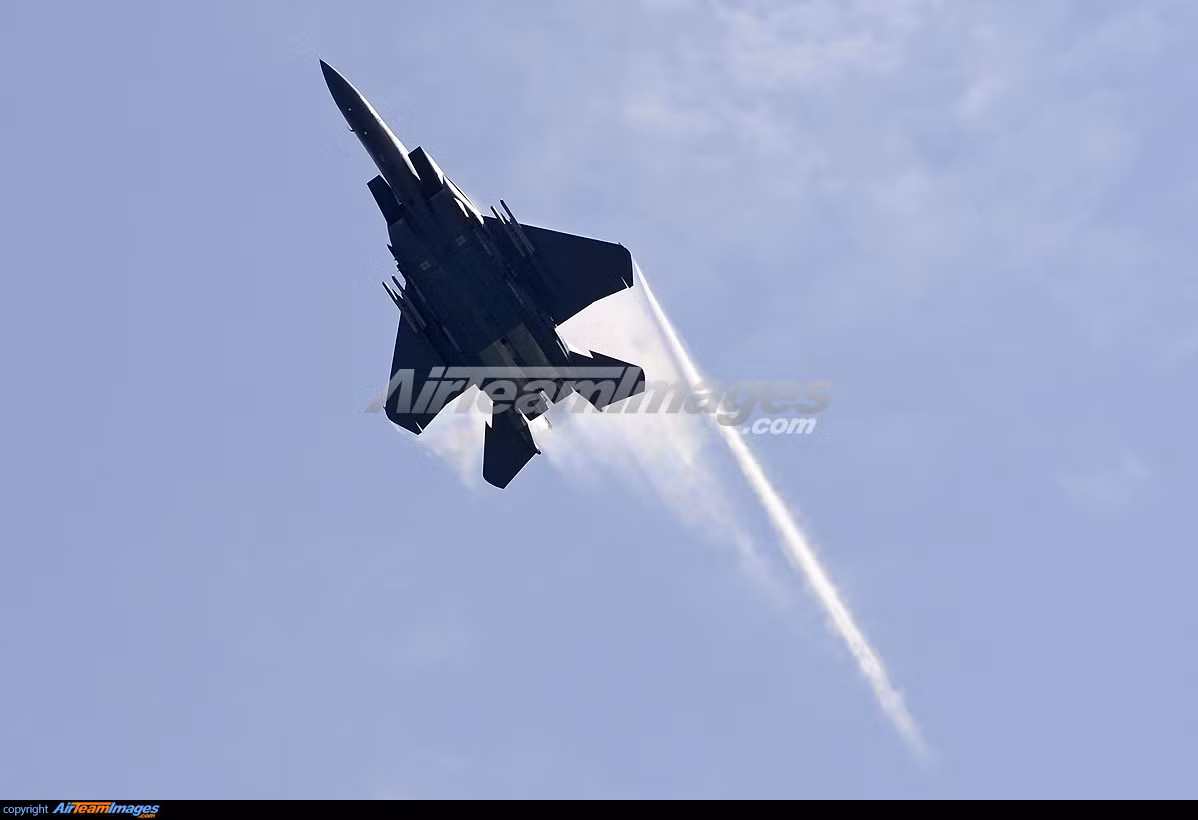 F-15SG có khả năng leo cao với tốc độ đến 254m/s, trong khi của Su-30MK2 chỉ là 230m/s, trần bay của F-15 lên tới 18,2km (cao hơn hẳn Su-30MK2 và cả Su-35S).