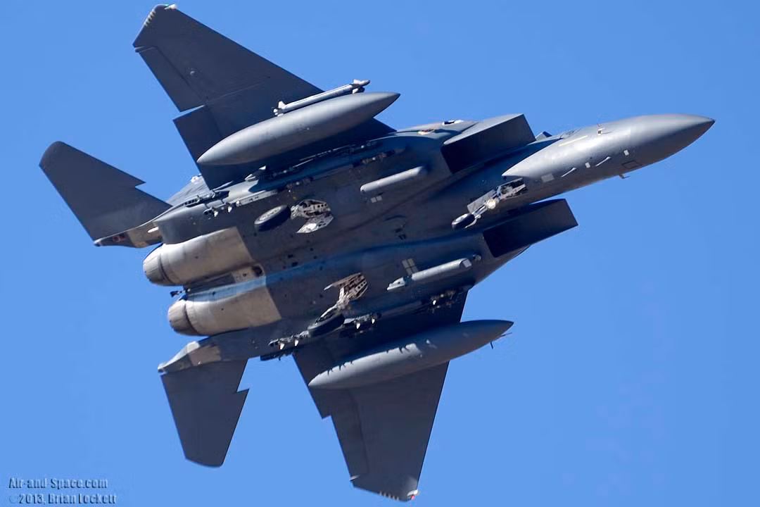 Ấn tượng nhất là khả năng mang vác vũ khí của tiêm kích F-15SG có thể lên tới 10,4 tấn vũ khí trong khi của dòng Su-27/30/35 chỉ là 8 tấn.