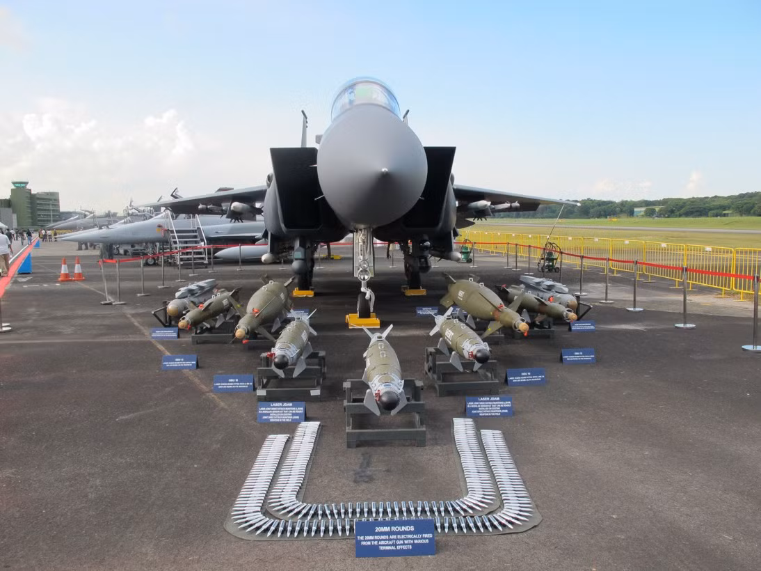 Kho vũ khí mà F-15SG có thể triển khai cũng vô cùng ấn tượng với vô số kiểu bom dẫn đường thông minh, tên lửa hành trình, bom liệng thông minh tầm xa.