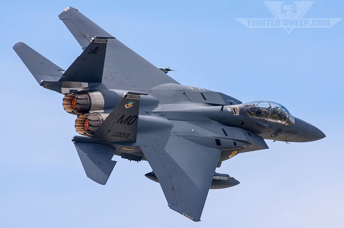 F-15SG có thể đạt tốc độ tối đa tới Mach 2,5 (3.017km/h), trong khi của Su-30MK2 chỉ là 2.120km/h (Mach 2), Su-35S là 2.390km/h).