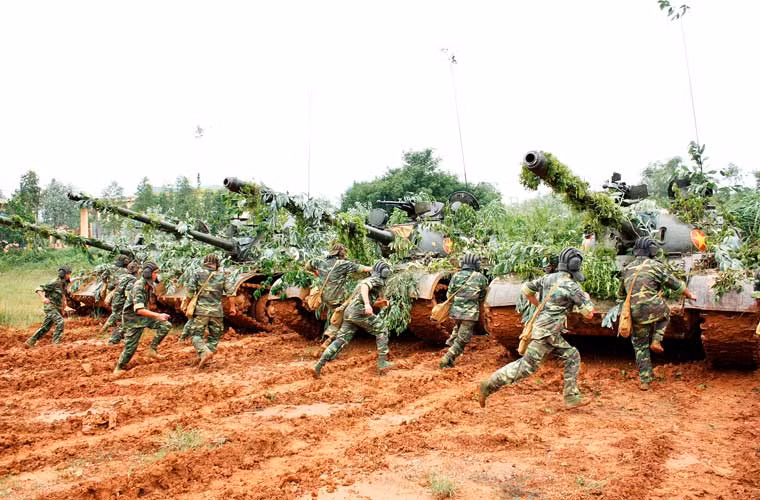 Kíp chiến đấu 4 người một xe khẩn trương leo lên “rùa thép”.