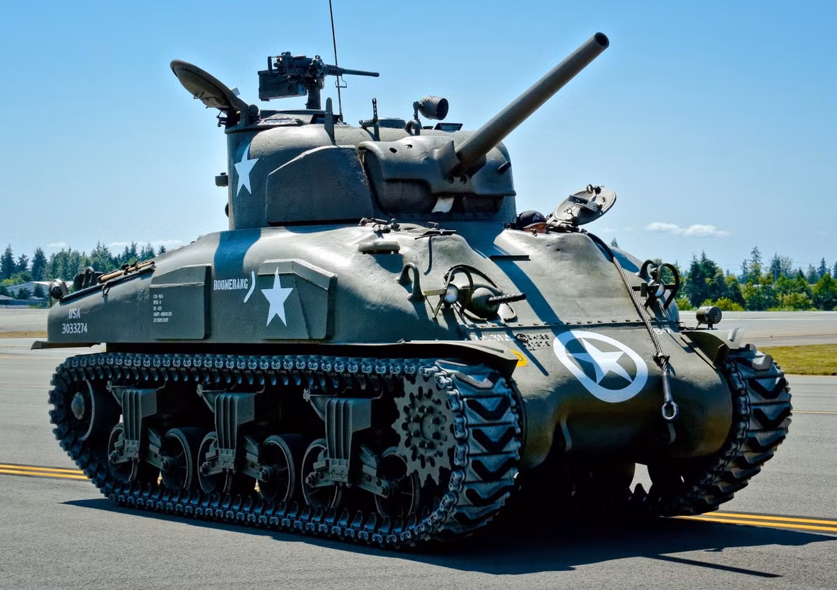 Còn về Sherman, vị chuyên gia đánh giá rằng đây là loại xe tăng thực dụng, nhưng chắc chắn, chúng không thể vượt qua các xe tăng T-34 của Liên Xô về độ phổ dụng. Và cũng khó có thể đánh giá nó là tốt nhất trong khả năng chiến đấu khi trải qua chiến trận trong Thế chiến thứ II. Nguồn ảnh: Pinterest.
