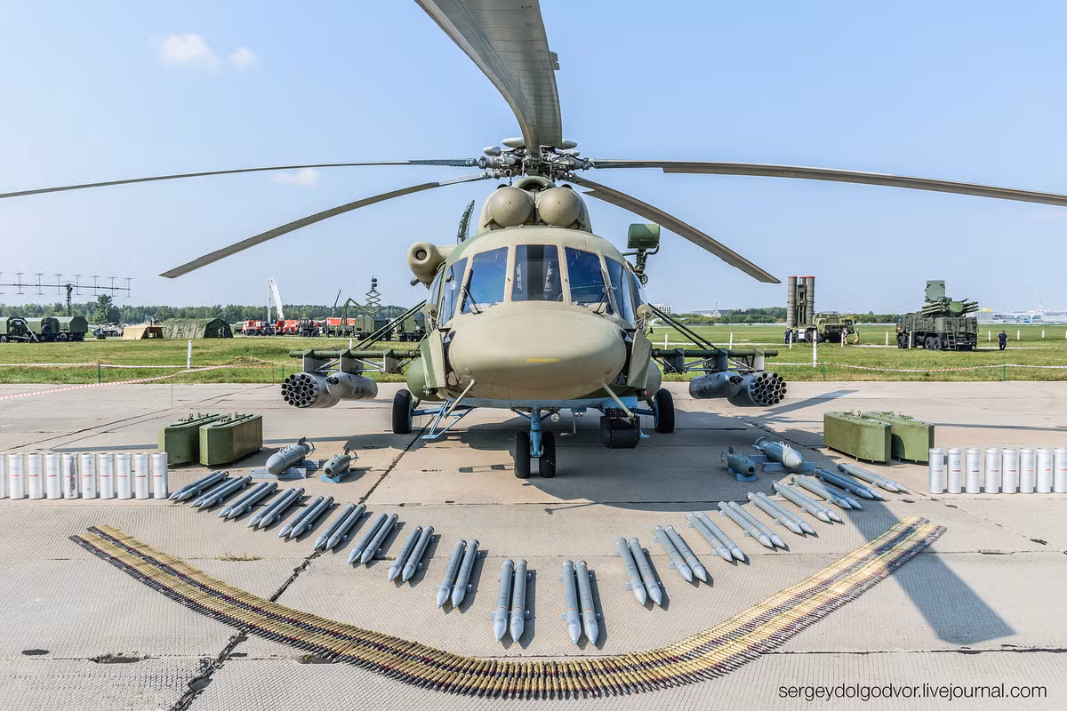 Và với phiên bản hiện đại hoá Mi-8AMTSh-VN này của mình, Không quân Nga còn trang bị cho nó cả các tên lửa dẫn đường chuẩn xác sở hữu hệ thống quan sát và ngắm bắn thông minh.