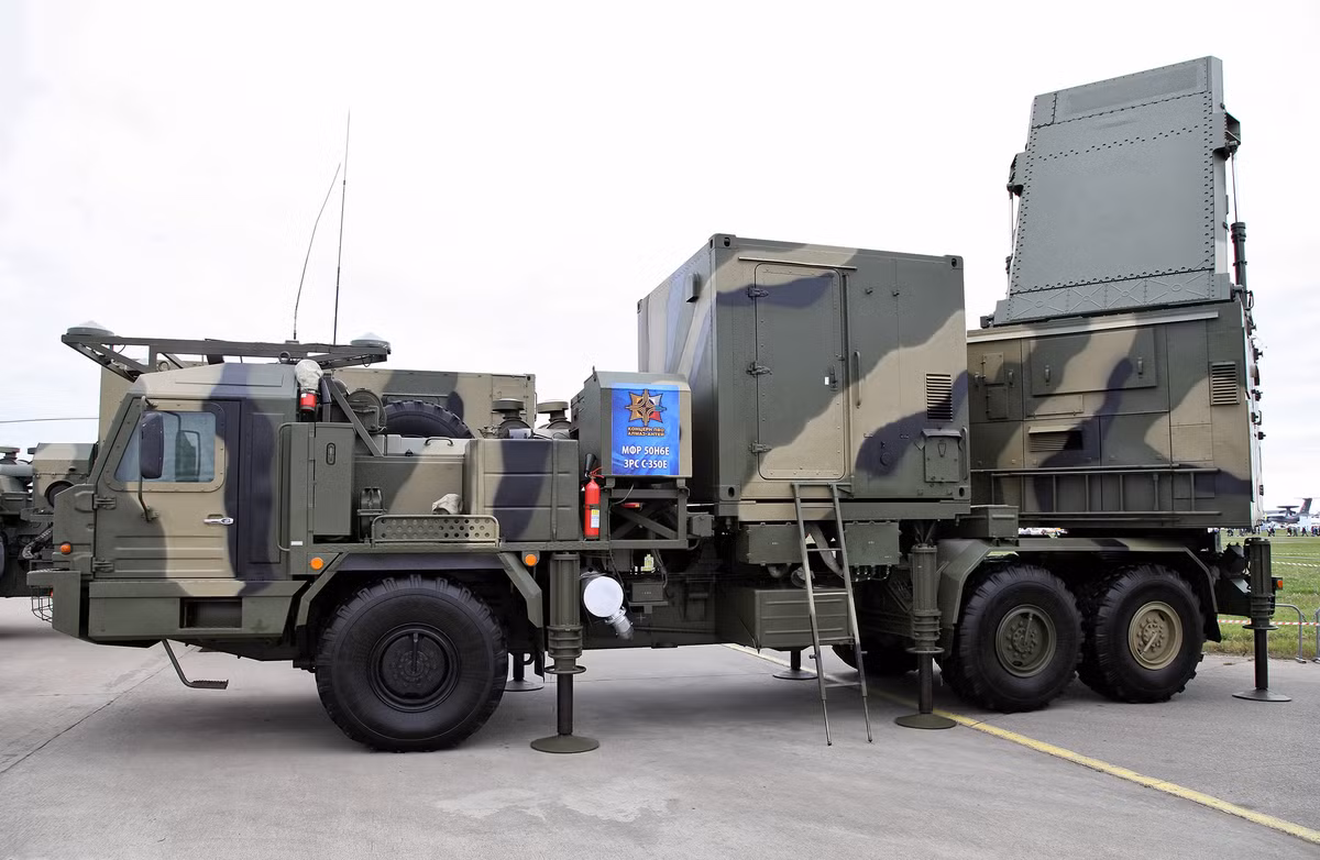 Còn về hệ thống phòng không tên lửa S-350E Vityaz, đây là một biến thể được phát triển dựa trên nguyên bản dự án KM-SAM, dự án liên kiết giữa Hàn Quốc - Nga, nhằm thay thế một số phiên bản S-300 cũ của Nga. Nguồn ảnh: goodfon.