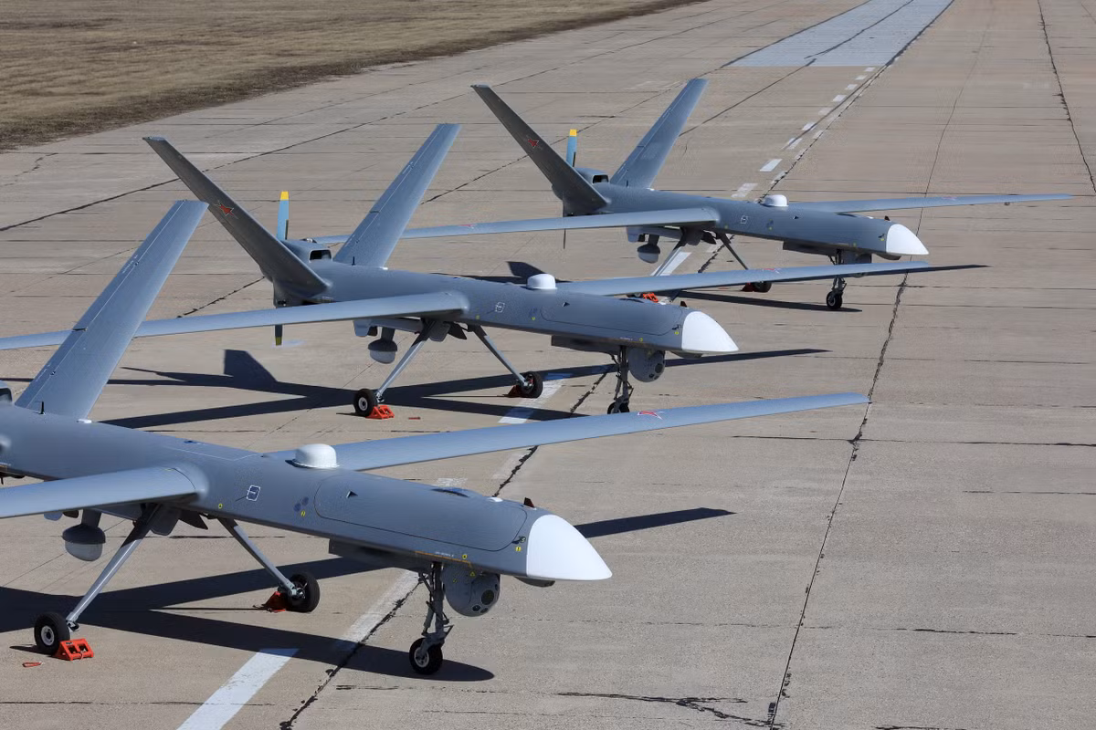Còn với các UAV Orion-E, Nga sẽ mang tới một mẫu máy bay không người lái chiến đấu cực kỳ hữu ích cho các quốc gia châu Phi cận Sahara, chúng được phát triển với khả năng mang theo tới 1 tấn tải trọng cất cánh tối đa, sở hữu tốc độ lên tới 200km/h, phục vụ bền bỉ trong 24 giờ hoạt động trong phạm vi đạt 250km, phục vụ ở trần bay đạt 8.000m. Nguồn ảnh: imgur.com.