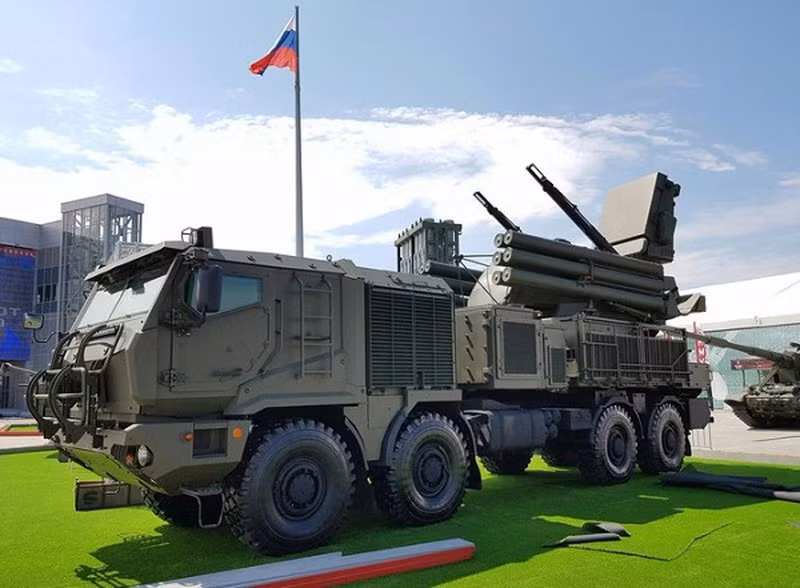 Còn về Pantsir-SM, đây là một biến thể của hệ thống tên lửa tự hành Pantsir bao gồm tên lửa đất đối không và pháo phòng không. Được thiết kế và phát triển bởi Cục thiết kế khí cụ KDP của Nga.