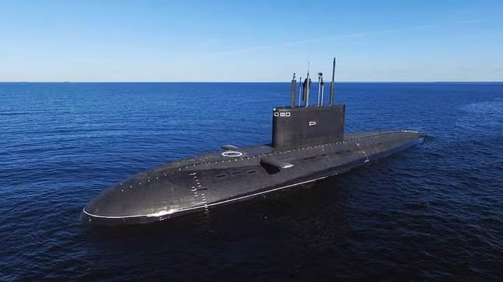 Magadan là tàu ngầm thứ 3 trong sê-ri thuộc Dự án 636.3. Các tàu ngầm này thường được biết tới ở phương Tây với cái tên Kilo - hoặc "hố đen đại dương".