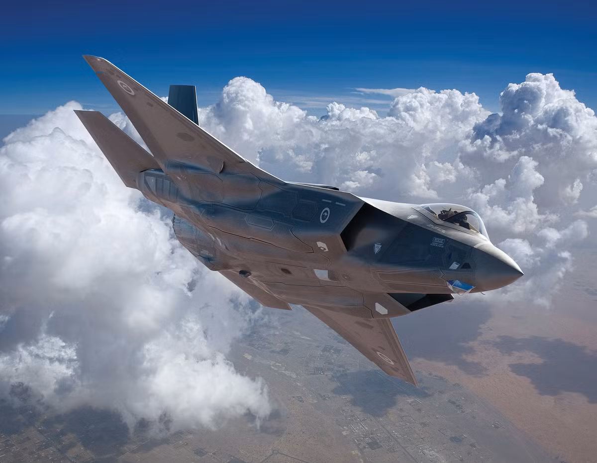 Khuôn khổ đơn hàng này là một hợp đồng giữa Phần Lan – Mỹ về việc mua 64 tiêm kích F-35 Block 4, những chiếc máy bay chiến đấu đầu tiên sẽ được chuyển tới Phần Lan vào năm 2025, nhằm mục đích sử dụng để đào tạo cho các phi công. Nguồn ảnh: acesflyinghigh.wordpress.com.