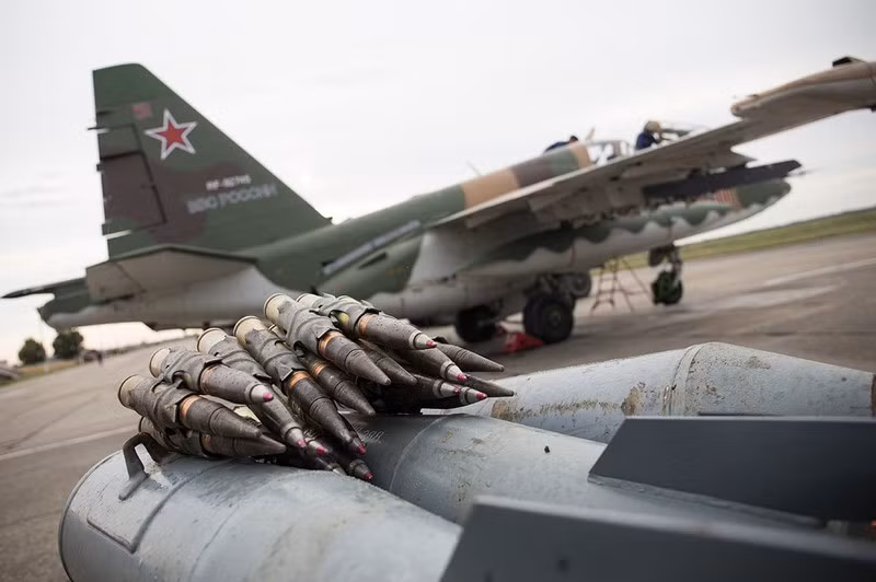 Các Su-25 thực hiện tác chiến trên không với sự trang bị bao gồm tên lửa không đối không tầm ngắn Molniya R-60 cùng các loại phòng vệ khác. Kết hợp với khẩu pháo nòng đôi Gryazev-Shipunov GSh-30-2 cỡ nòng 30mm với 250 viên đạn để hỗ trợ tác chiến. 