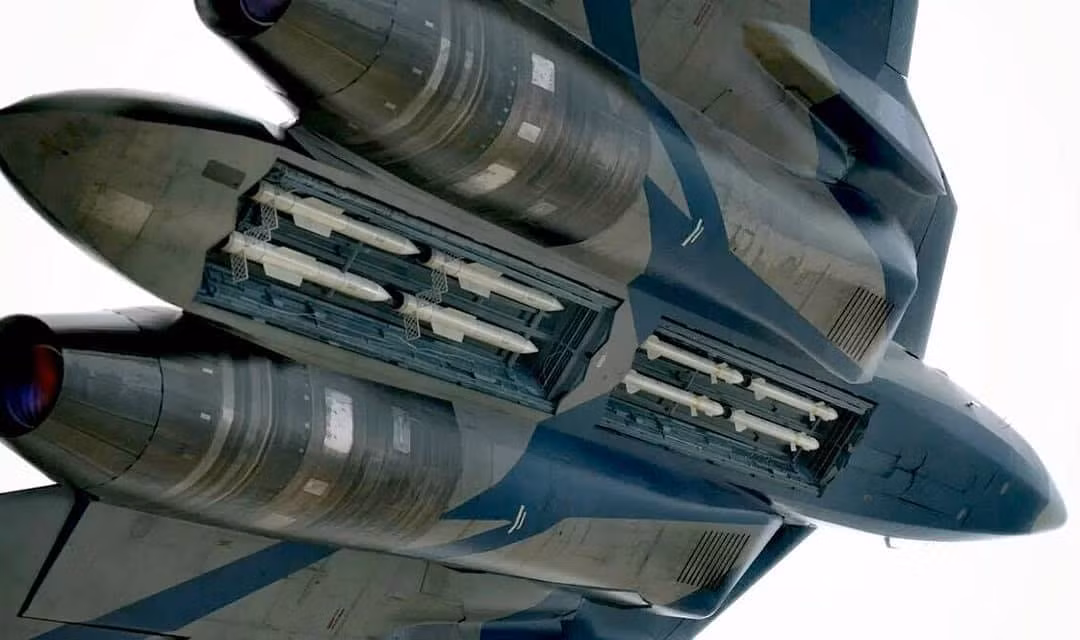 Kết hợp với sự cơ động, Su-57 được đánh giá là có thể mang tới khoảng 14-16 tấn vũ khí, các vũ khí được dự tính xuất hiện trên tiêm kích đa nhiệm này cũng rất đa dạng.