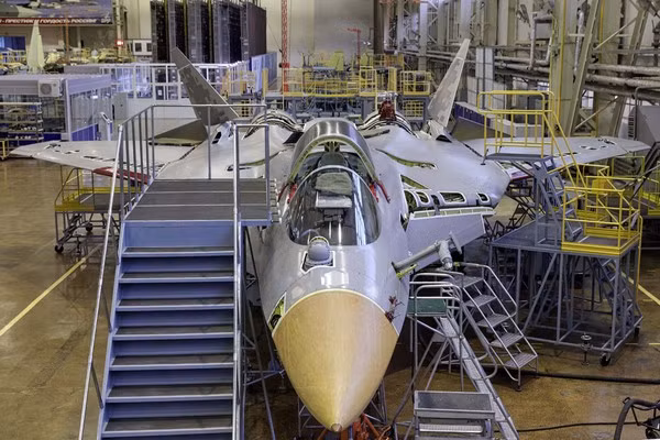 Sukhoi Su-57 được thiết kế dưới dạng một máy bay chiến đấu tàng hình chiếm ưu thế trên không. Máy bay này hiện nay vẫn trên đà phát triển, chưa được sản xuất hàng loạt.