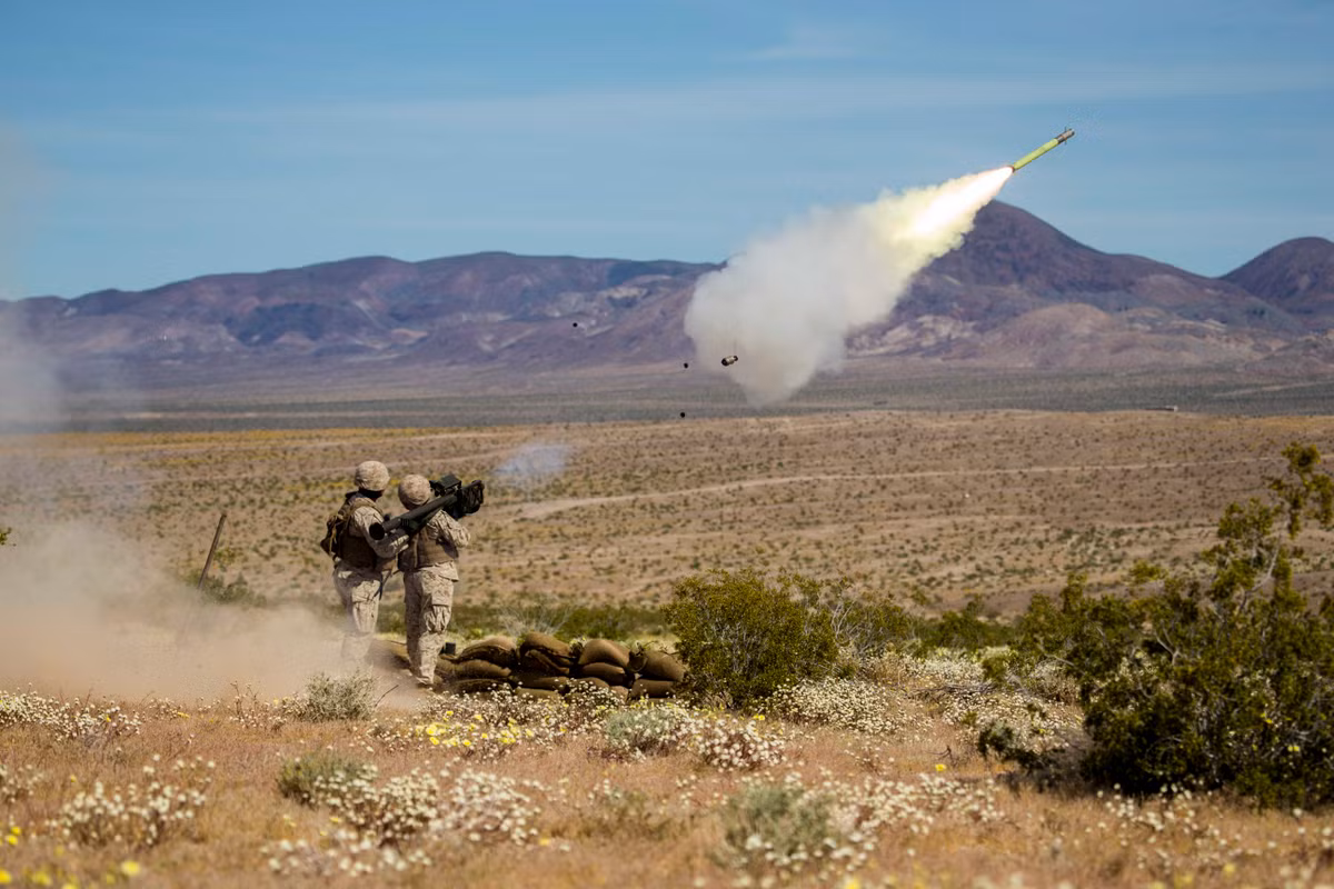 Về tầm bắn, hệ thống phòng không cơ động FIM-92 có thể bắn trúng mục tiêu hoàn hảo trong phạm vi từ 1.000-8.000m, còn để vận hành, hệ thống phòng không tên lửa Stinger chỉ cần 2 thành viên, có thể vận hành chúng nhanh chóng trên chiến trường. Nguồn ảnh: keywordbasket.com.