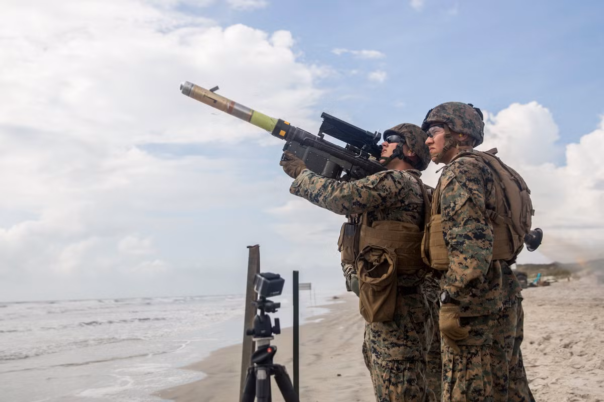 Tên lửa vác vai FIM-92 Stinger là một loại tên lửa đất đối không sử dụng tia hồng ngoại để dẫn đường nổi tiếng của Mỹ, đến nay ước tính đã có khoảng 70.000 hệ thống đã được sản xuất, xuât hiện rộng rãi với hơn 30 quốc gia đang khai thác và sở hữu. Nguồn ảnh: wearethemighthy.com.