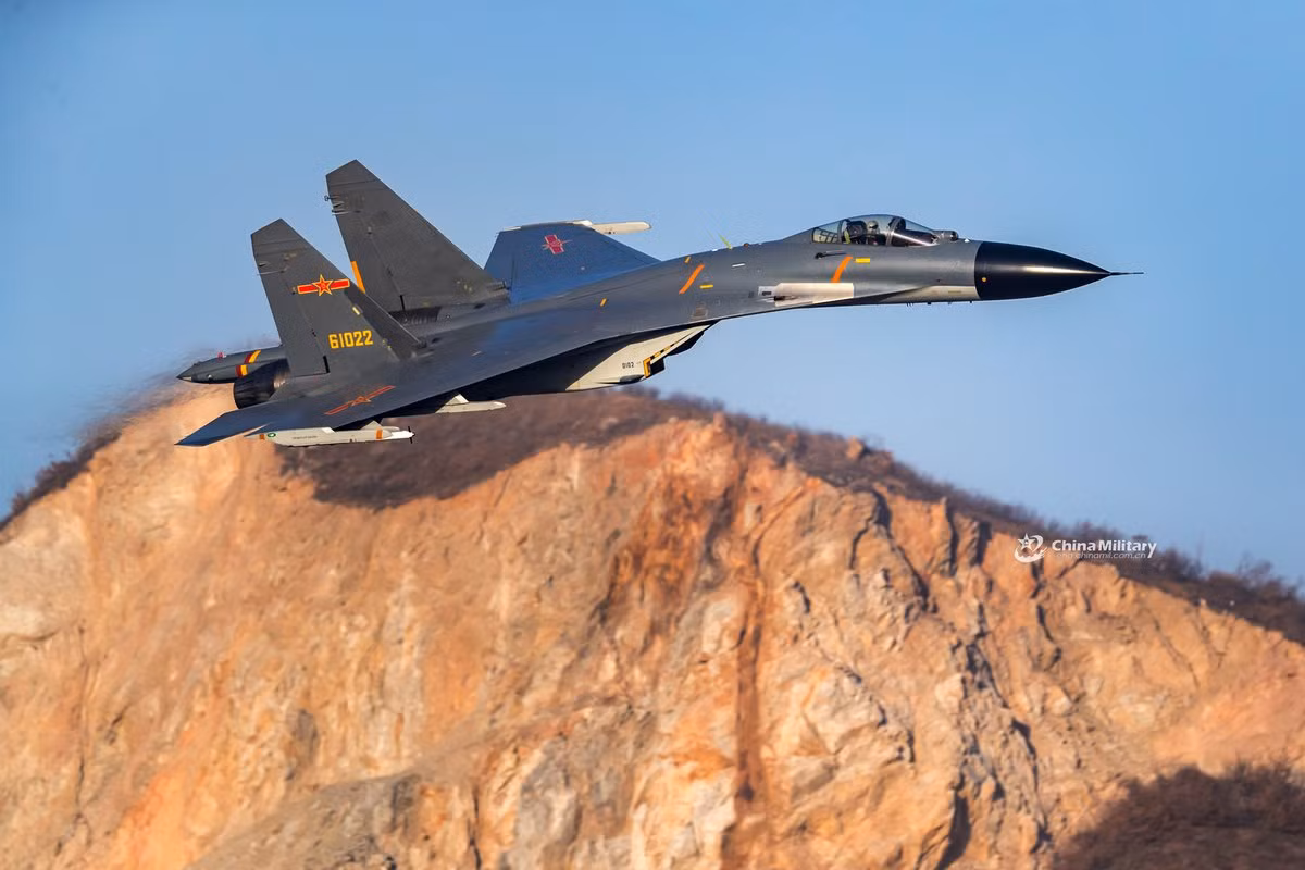 Ví dụ, các tiêm kích J-11 này của Trung Quốc vẫn mang cho mình khẩu pháo hàng không cỡ nòng 30mm nhằm hỗ trợ tác chiến tối ưu, vẫn mang cho mình 10 điểm cứng treo tên lửa, và vẫn có tốc độ đạt tối đa lên tới Mach 2.35 với bộ động cơ đôi Lyulka AL-31F mạnh mẽ của mình. Nguồn ảnh: China Military.