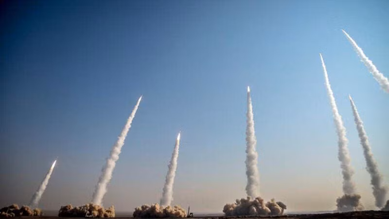 Theo những người đứng đầu Bộ Quốc phòng Israel, Tel Aviv coi Iran như một mối đe doạ tiềm tàng hiện hữu, quốc gia này cũng nhiều lần cảnh báo Iran, rằng Israel sẽ có những động thái để ngăn chặn hành động phát triển vũ khí hạt nhân của Iran, đồng thời sẵn sàng cho mọi xung đột sẽ xảy ra bất cứ lúc nào.