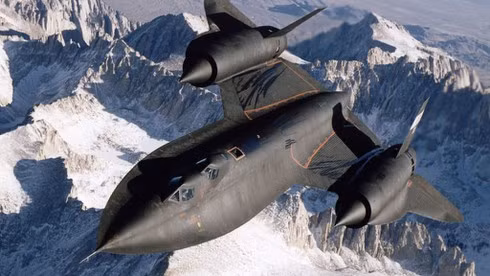 Nhắc lại về “Hắc điểu” SR-71, đây là chiếc máy bay được thiết kế trong bí mật vào cuối những năm 1950, có thể bay ở gần rìa không gian và có tốc độ nhanh hơn một quả tên lửa. Tới nay, nó vẫn nắm giữ kỷ lục về khả năng bay ở tầm cao nhất và tốc độ nhanh nhất đối với một chiếc máy bay không dùng động cơ tên lửa.