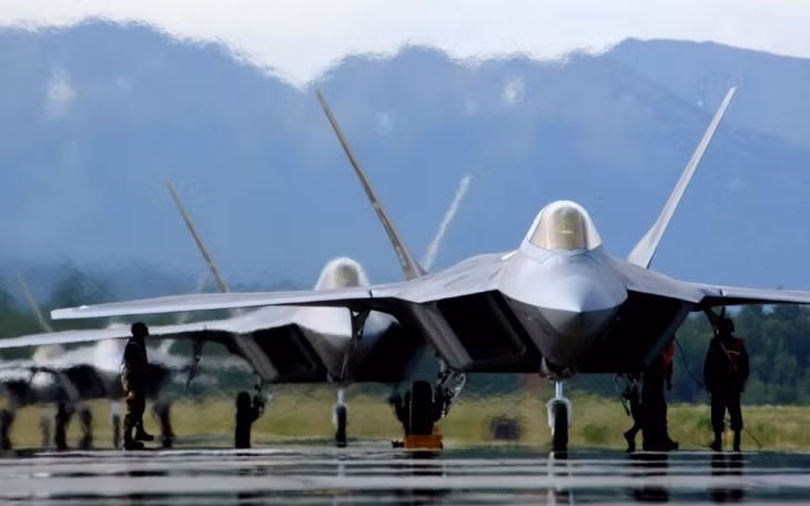 Chỉ có 187 chiếc F-22 Raptor được sản xuất và đưa vào biên chế của Không quân Mỹ dù trước đó theo kế hoạch là 750 chiếc, vì giá thành và chi phí bảo dưỡng của F-22 quá cao. Dây chuyền sản xuất của F-22 đã đóng cửa vào năm 2011.