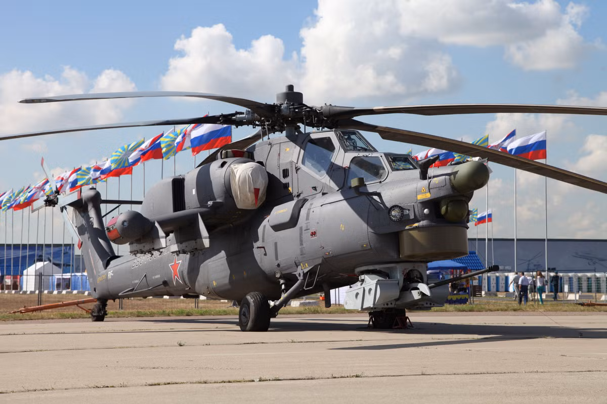 Mỗi chiếc trực thăng chiến đấu Mil Mi-28N sẽ sở hữu kích thước khá đồ sộ, với chiều dài cơ sở đạt 17,01m, sải cánh rộng tới 17,20m, cao tới 3,82m, cung cấp tới 11,5 tấn tải trọng cất cánh tối đa bao gồm 2 phi hành đoàn. Nguồn ảnh: vistapointe.net.