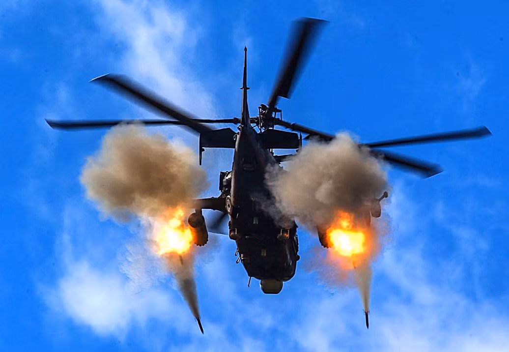 Còn nếu Ka-52 được trang bị dòng tên lửa chống tăng Shturm-BU, đây là dòng tên lửa có phần nhẹ nhàng hơn so với Vikhir-1 giúp các trực thăng tấn công Ka-52 có thể tăng cường khả năng cơ động của mình, song sẽ có một chút hạn chế khi chỉ đạt tầm bắn tối đa khoảng 5km, sức công phá cũng kém hơn, đạt mức xuyên khoảng 560mm thép, tuy nhiên nếu để chống lại các phương tiện thiết giáp hạng trung và nhẹ vẫn rất tối ưu. Nguồn ảnh: warfiles.ru.