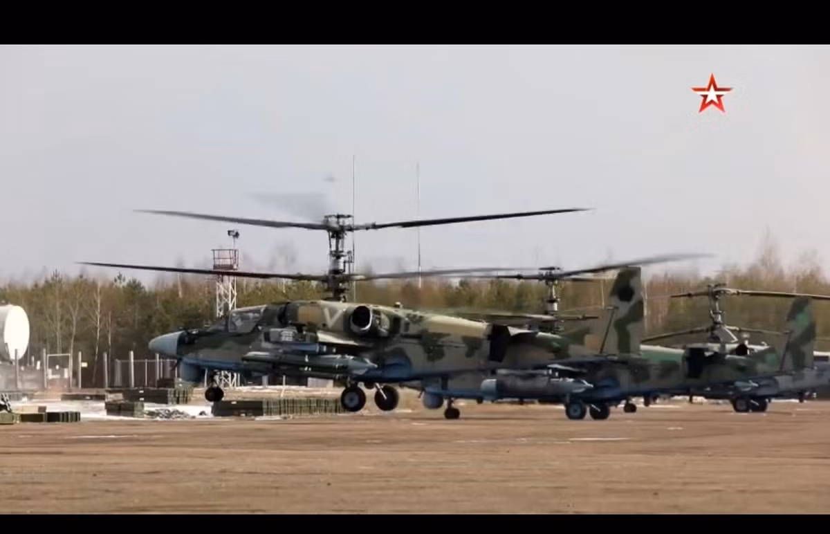 Cùng với đó chính là các loại bom và rocket được trang bị đi kèm, mỗi chiếc trực thăng Mi-28N hoàn toàn có thể tạo ra một đợt oanh tạc lớn trong khu vực, và đặc biệt nguy hiểm với lực lượng thiết giáp của Ukraine. Nguồn ảnh: Truyền hình Zvezda.