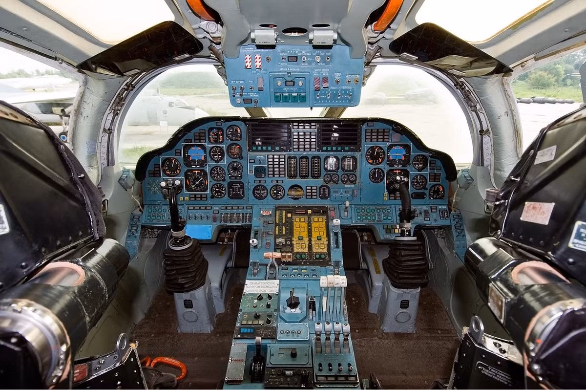 Sức mạnh của Tu-160M còn tới từ hệ thống điện tử hàng không hiện đại của mình, ví dụ có tổ hợp phòng thủ điện tử tối ưu, hay hệ thống tính toán dẫn đường và chỉ đường trên nền tảng SVP-24, cho phép những quả bom không dẫn đường trên Tu-160M cũng mang độ chính xác cao. Nguồn ảnh: wblog.wiki.