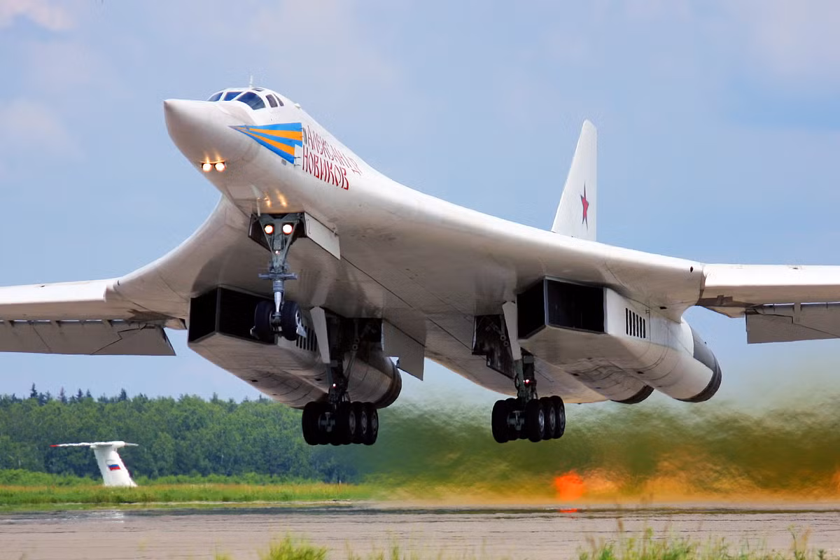 Tốc độ của chiếc máy bay Tu-160M này đạt tới tốt đa 2200km/h, dễ dàng bỏ xa các tiêm kích đối phương trong tình trạng đối phương triển khai đánh chặn và giáp chiến. Nguồn ảnh: commons.wikimedia.com.