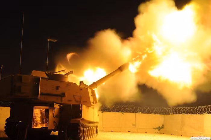 Về loại đạn thông minh XM982 Excalibur-S, chúng được phát triển bởi Tập đoàn Raytheon kết hợp với BAE Systems. Loại đạn này được tích hợp khả năng dẫn đường GPS với vòng tròn sai số (CEP) chỉ khoảng 5m, cực kỳ chính xác và mạnh mẽ, đi kèm đó thì tầm bắn của loại đạn này có thể lên tới 40km.