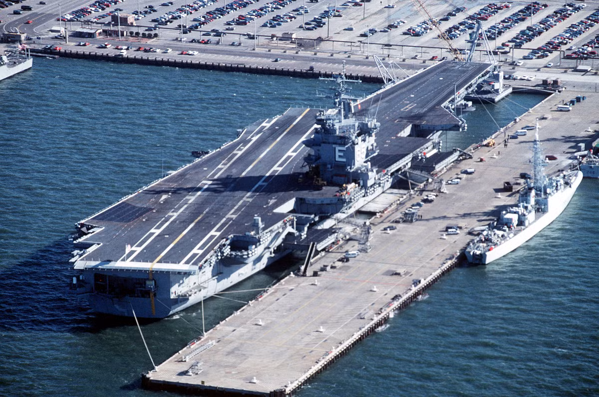 USS Enterprise (CVN-65), trước đây là CVA(N)-65, là một hàng không mẫu hạm của Hải quân Mỹ, hiện đã xuất biên chế. Nó là chiếc tàu sân bay đầu tiên chạy bằng năng lượng hạt nhân, và giống với con tàu tiền nhiệm “huyền thoại” xuất hiện từ trước Thế chiến II thì nó cũng được mang biệt danh là “Big E”.