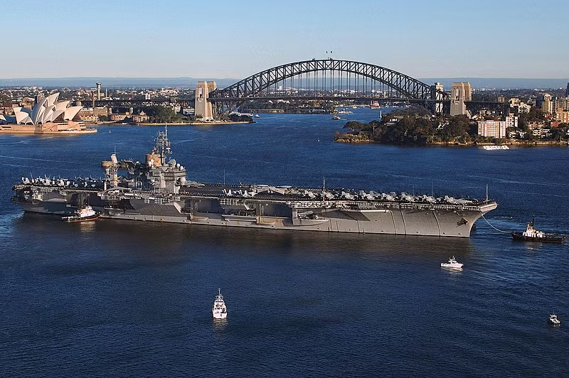 USS Kitty Hawk đang nằm tại bang Washington và không thể di chuyển qua kênh đào Panama, buộc ISL kéo nó qua mũi cực nam châu Mỹ để vòng lên vịnh Mexico - bờ Tây nước Mỹ. Giới chức công ty cho biết quá trình lai dắt có thể kéo dài tới gần 5 tháng.