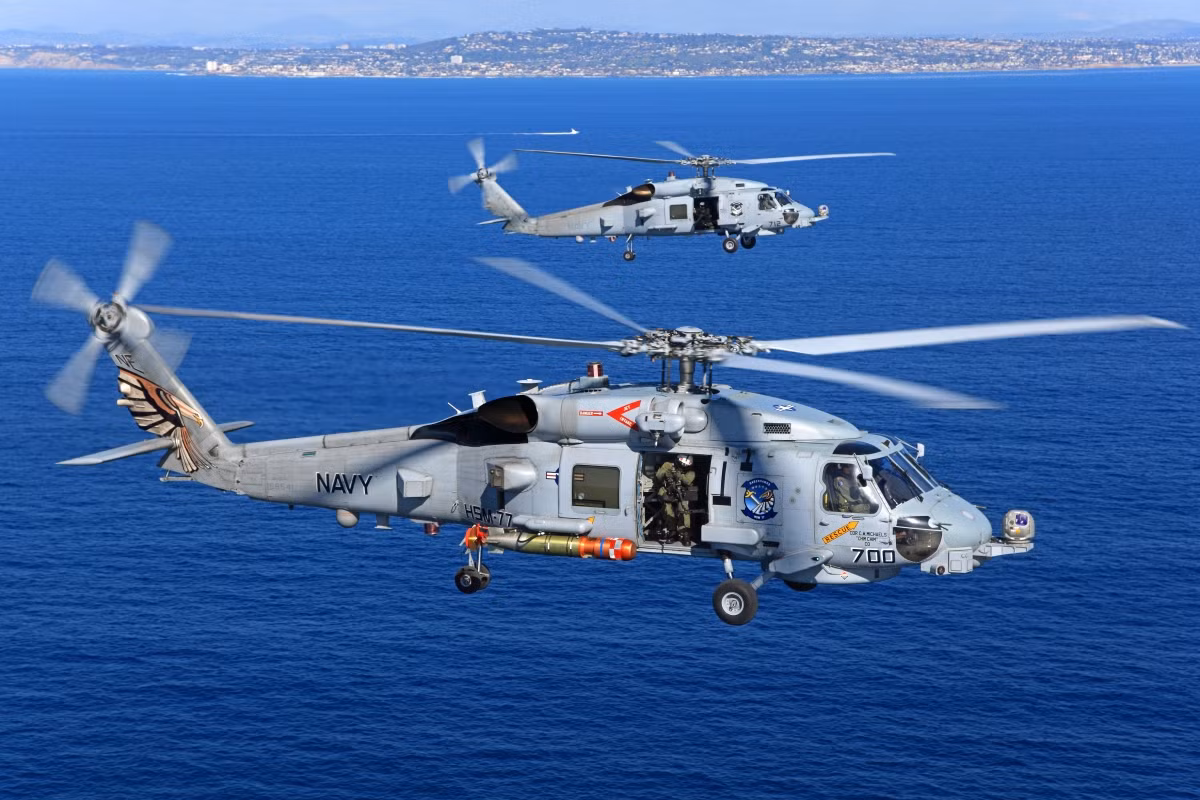 Trực thăng này trang bị tới 3 ngư lôi 324mm Mk50 hoặc Mk46. MH-60R có thể tiêu diệt tàu chiến, tàu ngầm đối phương, và có súng máy 7,62mm để tự vệ.