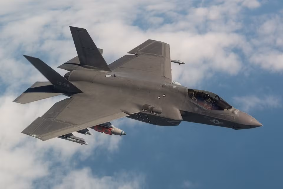 Vũ trang đa dạng và uy lực lớn của F-35 có thể được sử dụng tốt trong bán kính chiến đấu là 1.100km, khả năng tương đối đáng gờm đối với các đối thủ của F-35 trên mặt trận.