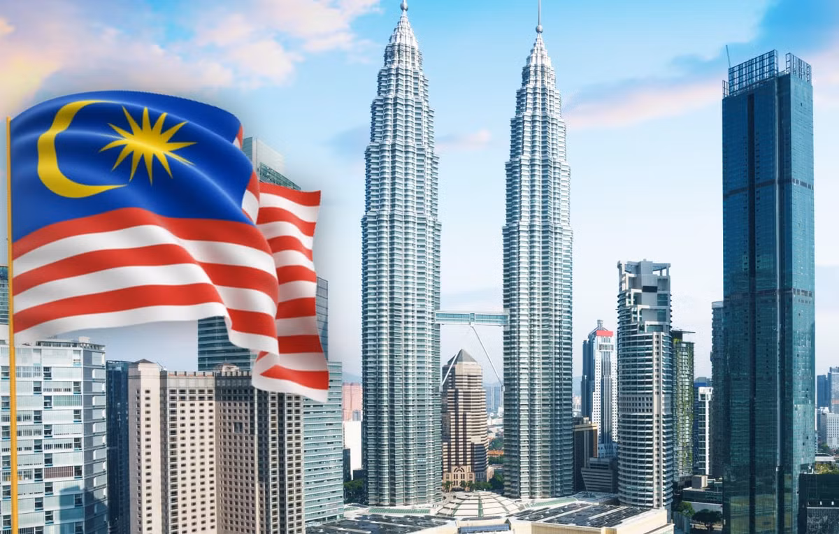 Đối với Malaysia, đất nước này được chia ra làm 2 phần, 1 ở phía Tây và còn lại ở phía Đông. Với sự chia cách này thì khoảng cách địa lý khi di chuyển lên tới 1.900km (tính từ bang Perlis đến bang Sabah).