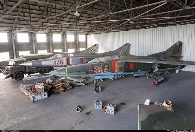 Mặc dù vậy sau thập niên 1990, nhiều quốc gia trên thế giới đã nhanh chóng loại bỏ MiG-23 trong khi vẫn giữ lại "người tiền nhiệm" của nó là MiG-21 do chiếc tiêm kích này bị nhận xét là quá phức tạp trong công tác đảm bảo kỹ thuật.
