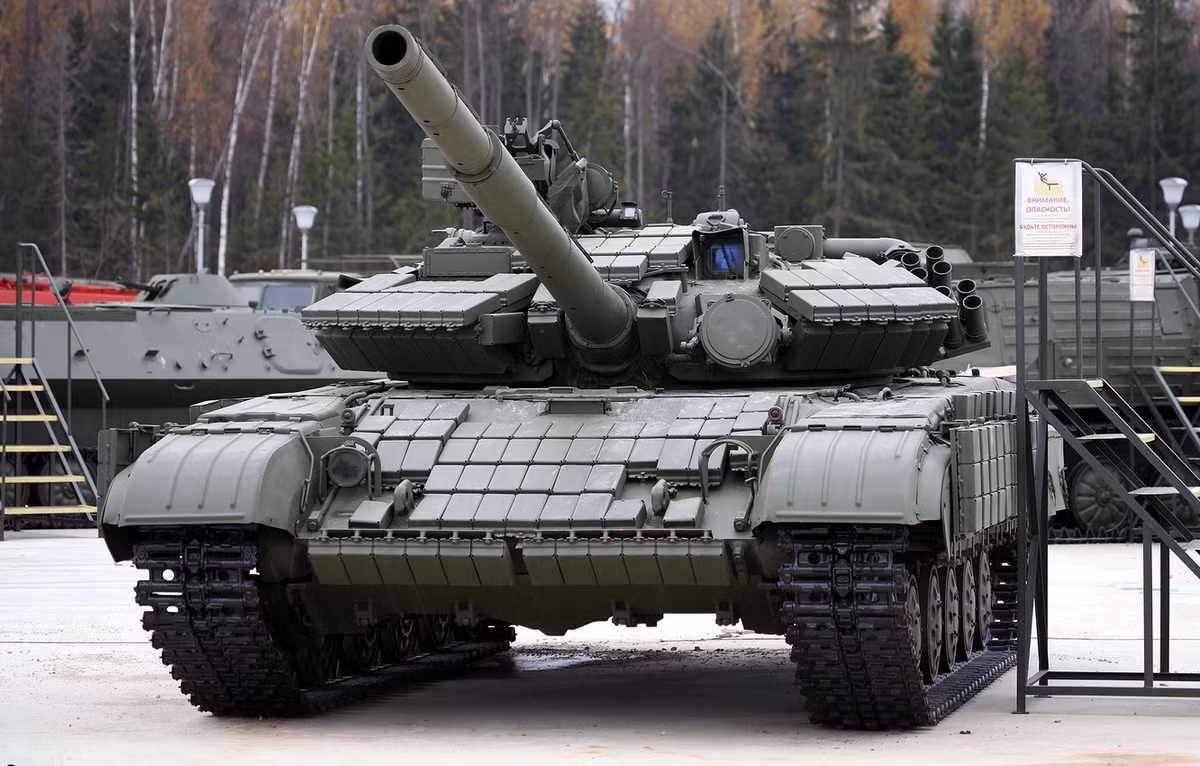 Loại xe tăng T-64BV này vẫn được trang bị vũ khí chính tiêu chuẩn là khẩu pháo nòng trơn cỡ 125mm 2A46M-1, ngoài ra là sự xuất hiện của súng máy đồng trục cỡ nòng 7,62mm ở phía bên phải nòng pháo chính, đảm bảo sức mạnh khi tác chiến cận mặt trên chiến trường. Nguồn ảnh: goodfon.com.