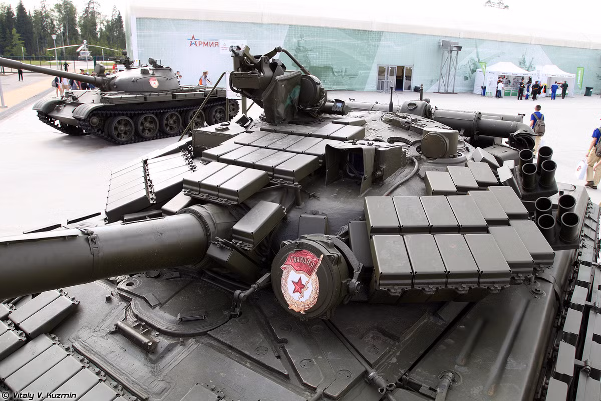 Cùng với đó, chiến xa T-64BV cũng được trang bị tới 2 dàn 4 ống phóng lựu đạn khói, đảm bảo khả năng tác chiến phòng thủ khi đối diện với lực lượng có thể là đông hơn trên chiến trường, hỗ trợ giảm tầm quan sát của máy bay địch trên cao. Nguồn ảnh: commons.m.wikimedia.org.