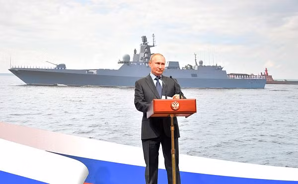 Tổng thống Nga, ông Vladimir Putin, cũng đã thông báo về kế hoạch trang bị vũ khí tối tân cho Hải quân Nga nhằm nâng cao năng lực tác chiến biển vào năm 2022.