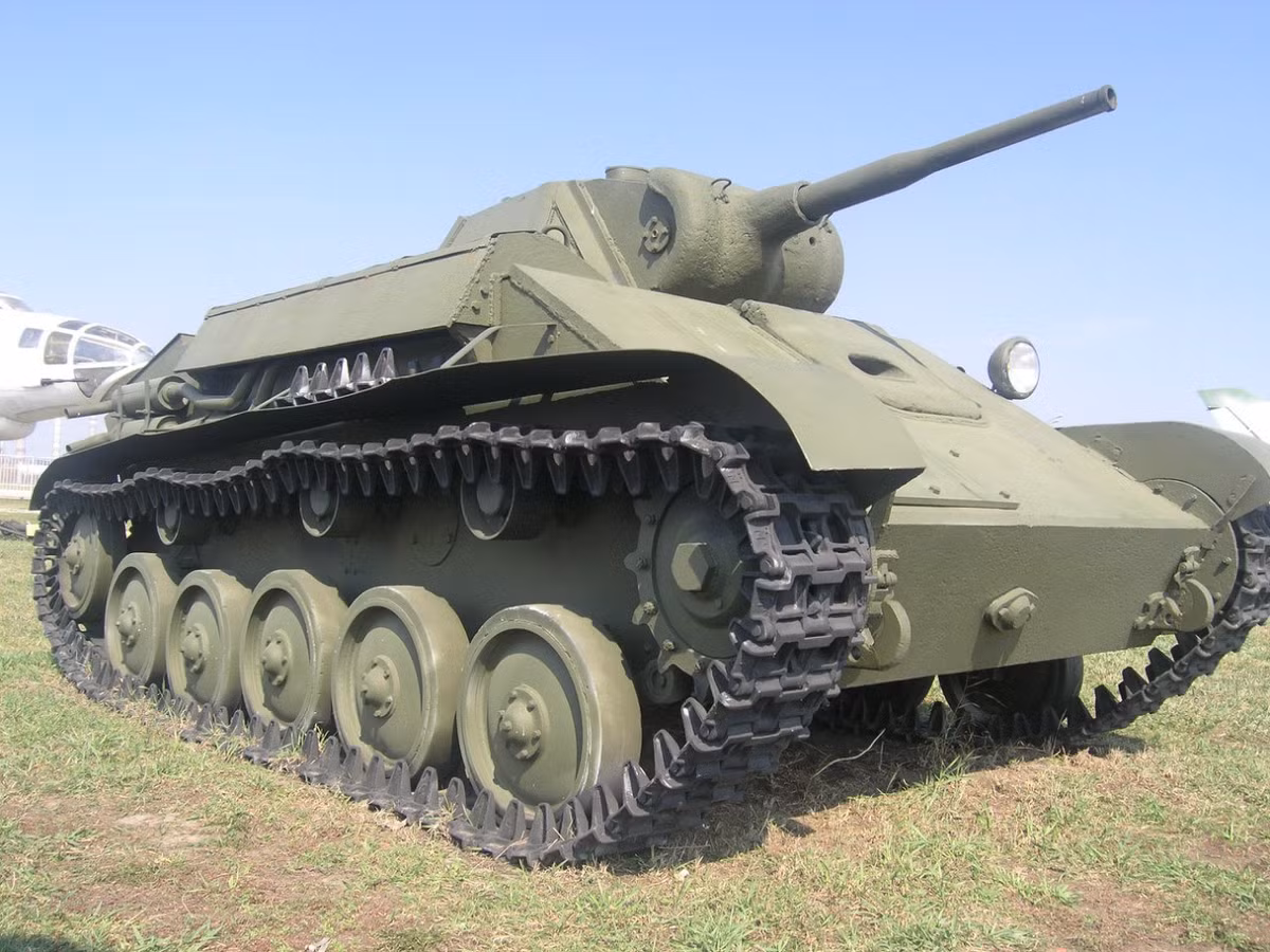 Còn về xe tăng hạng nhẹ T-70 mà Liên Xô sử dụng trong thời điểm Thế chiến thứ II, chúng sử dụng vũ khí chính là súng nòng pháo cỡ 45mm và một khẩu đại liên giống với T-34, cùng với một đội chiến xa như vậy, Liên Xô cũng có thể chiếm ưu thế rất lớn trên mặt trận.