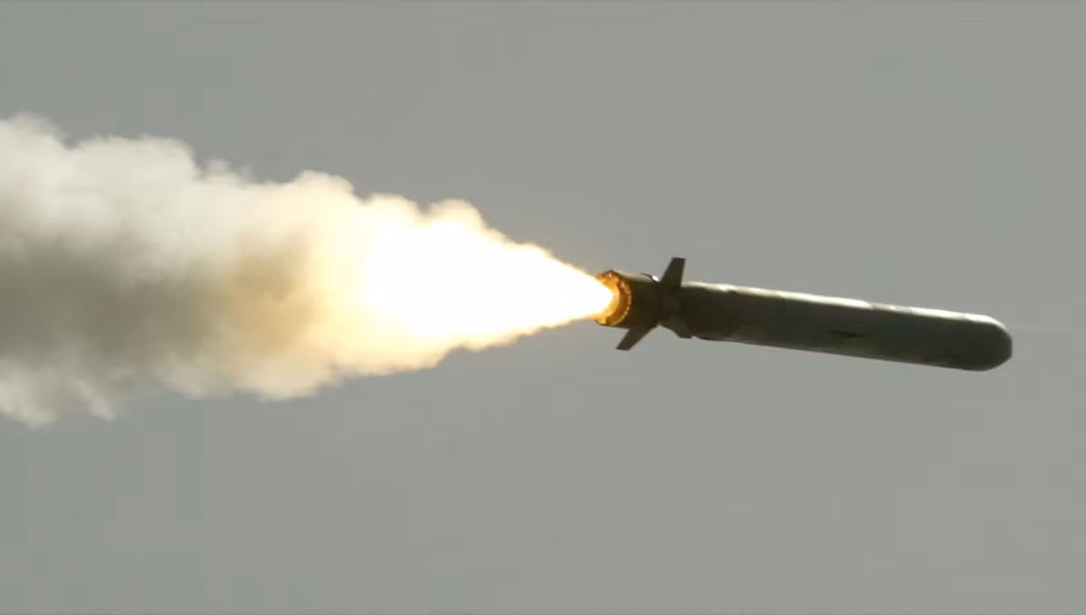 Và đương nhiên, vũ khí chính của tàu USS Forrest Sherman vẫn là tên lửa hành trình Tomahawk trứ danh, vũ khí được trang bị tiêu chuẩn khá tương đồng, cho đến cả sự xuất hiện của 2 chiếc trực thăng hàng hải MH-60R Seahawk trong kho chứa. Nguồn ảnh: Time.