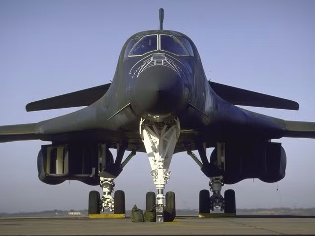 Về B-1B, đây là một mẫu máy bay ném bom siêu thanh hạng nặng khổng lồ dạng cánh cụp cánh xoè của Mỹ, được phát triển bởi Rockwell International.