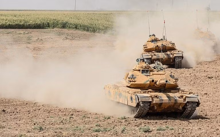 Hôm thứ ba vừa rồi, quân đội Iran đã tiến hành một cuộc tập trận rầm rộ dọc biên giới quốc gia này, trong bối cảnh căng thẳng giữa Tehran và các quốc gia láng giềng đang ngày càng gia tăng.