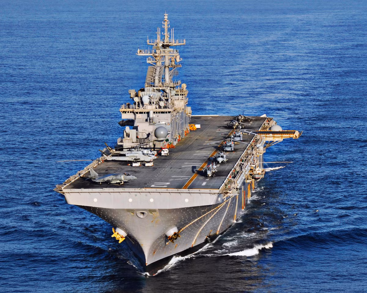 Gần đây nhất, HMS Queen Elizabeth đã tiến hành tập trận với Hải quân Oman, và Các tiểu Vương Quốc Ả Rập (UAE), họ đã tiến hành đổ bộ “xuyên boong” với tàu đổ bộ tấn công USS Essex ở vịnh Oman.