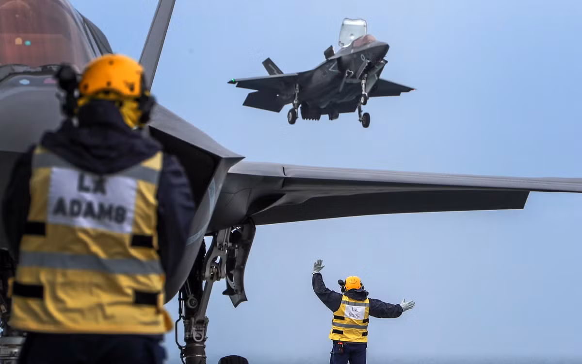 Đây cũng là lần đầu HMS Queen Elizabeth tham chiến, tiến hành các cuộc không kích nhắm vào các mục tiêu IS ở Syria và Iraq. Tuy nhiên, việc có động thái này đã đẩy các chiến đấu cơ của nó vào thế trận “mèo vờn chuột” với lực lượng của Quân đội Nga tại đây, lực lượng luôn theo dõi nó từ Địa Trung Hải.