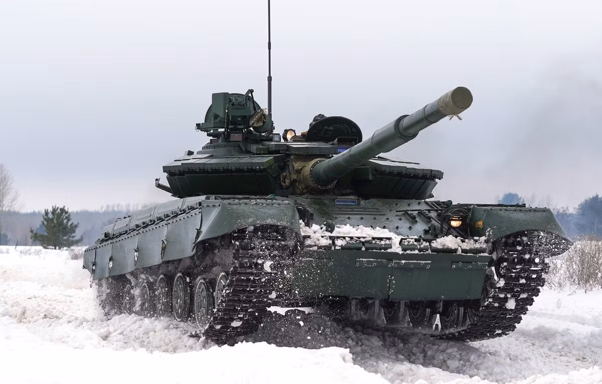 Ngoài ra, T-64BV cũng là một mẫu chiến xa bền bỉ, nó hoạt động tốt trong phạm vi 600km, đạt tốc độ tối đa lên tới 45km/h với động cơ được trang bị, đảm bảo tính cơ động trên mặt trận. Nguồn ảnh: goodfon.com.