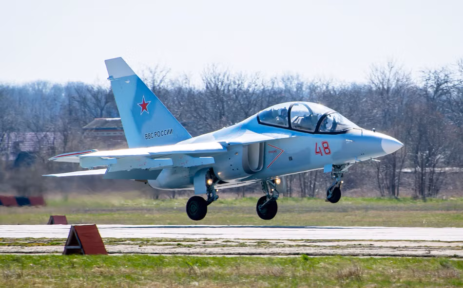 Các máy bay Yak-130 này được thiết kế với chiều dài thân là 11.49m, sải cánh rộng 9.72m và chiều cao là 4.76m. Cùng với đó, các Yak-130 còn có thể mang theo tới 3 tấn tải trọng vũ khí theo mình.