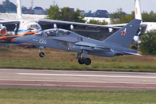 Ngoài ra, các Yak-130 cũng được thiết kế để có thể cất cánh, đi vào “hoạt động” ngay cả từ các sân bay dã chiến. Sự linh hoạt này của Yak-130 được cho là rất có lợi với địa thế của Việt Nam.