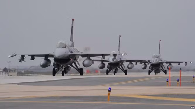 Trước đấy, đã có thông tin về việc Mỹ đề xuất bán cho Thổ Nhĩ Kỳ các tiêm kích F-16 thay cho vụ “huỷ kèo” với Ankara trong chương trình F-35 vì nước này mua lá chắn tên lửa Nga S-400.