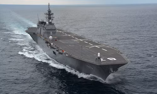 Tàu Izumo dài 248m, lườn ngang rộng 38m và có lượng choán nước là 27.000 tấn khi đầy tải. Tốc độ của Izumo có thể đạt hơn 30 hải lý/giờ, mang theo được tối đa 28 máy bay. 