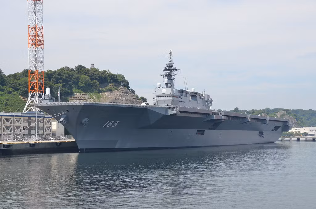 Hiện chiếc “tàu khu trục trục thăng” Izumo này đang ở cảng Iwakuni ở tỉnh Yamaguchi, nơi có một sân bay có không lực của Thủy quân lục chiến Mỹ và cả các đội bay của Hải quân Mỹ.